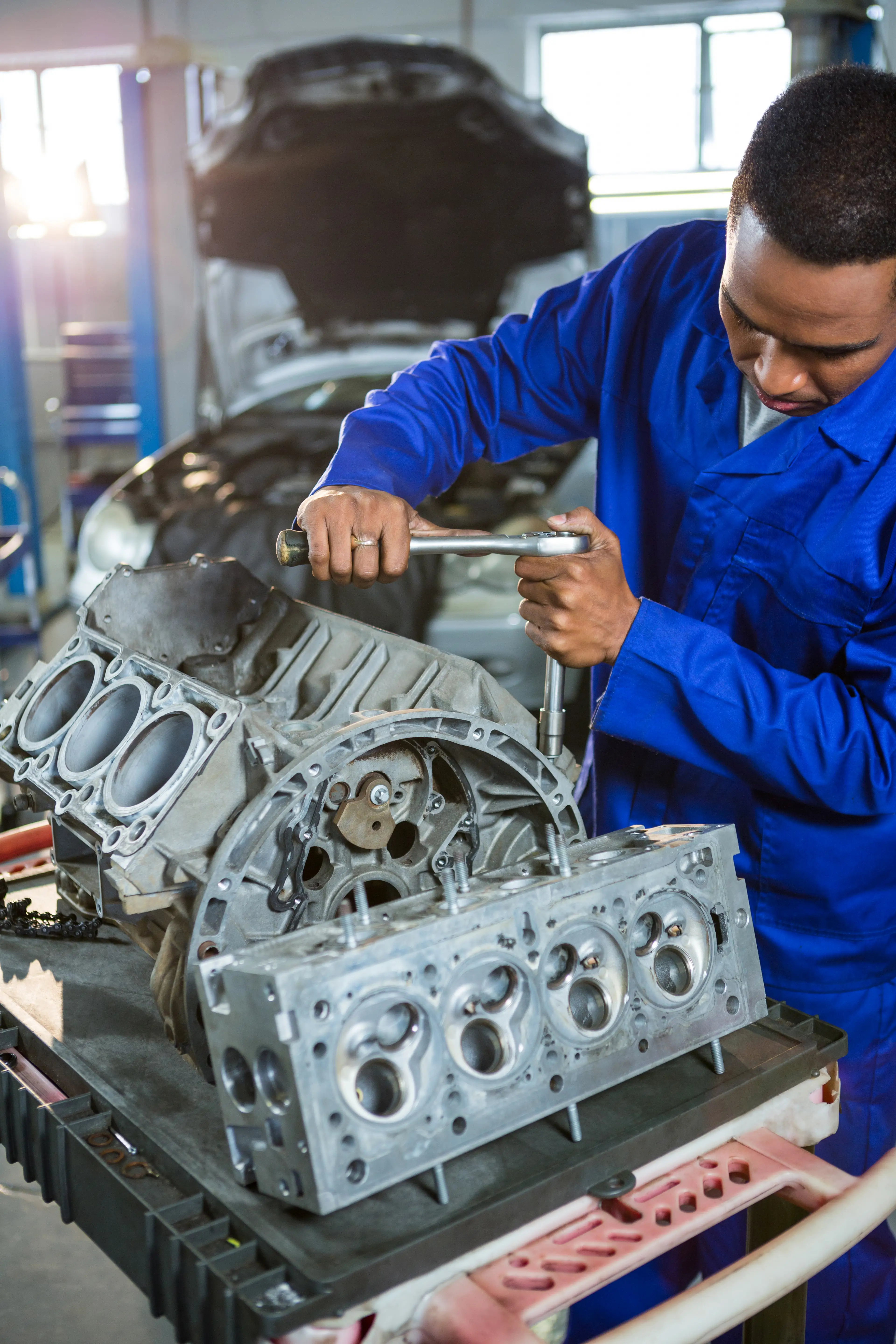 Mécanicien CTAMS travaillant sur un moteur